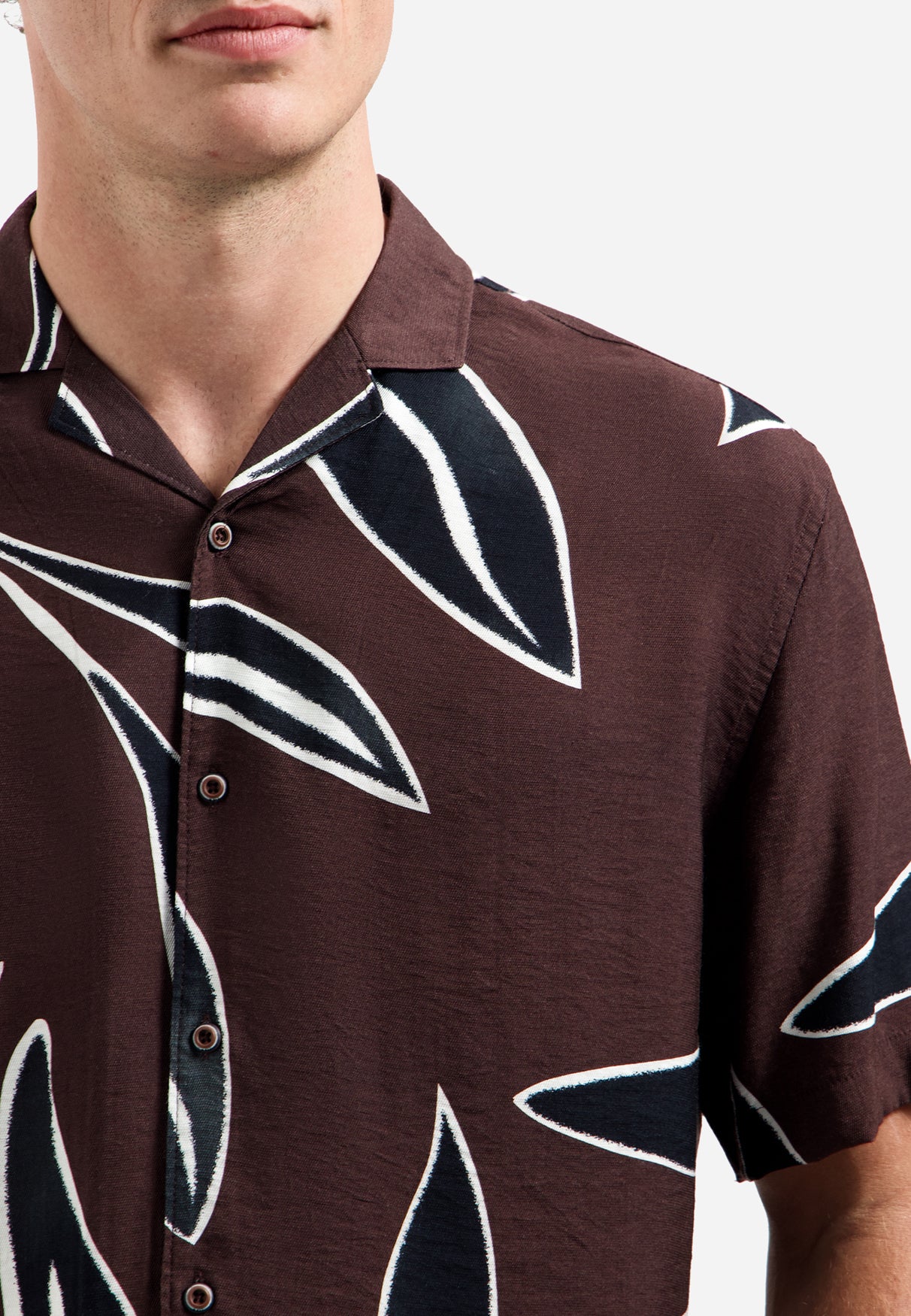 Shirt met korte mouwen en een gedurfd patroon | Dark Brown